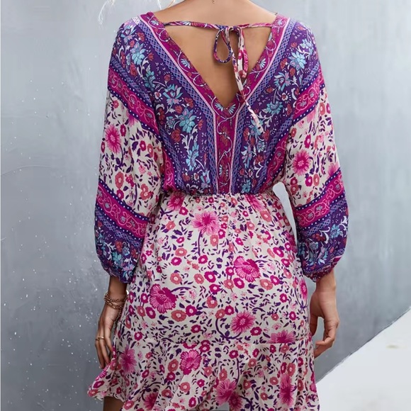 🎉Bohemian V Neck Purple Floral 3/4 Length Sleeve with Tie Back! - Picture 2 of 4